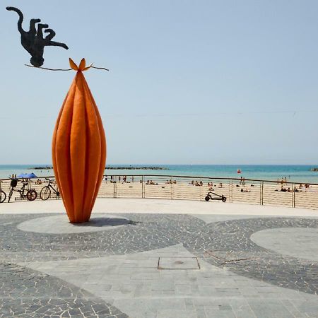 The Surfer'S Beach House Tel Aviv Exterior foto
